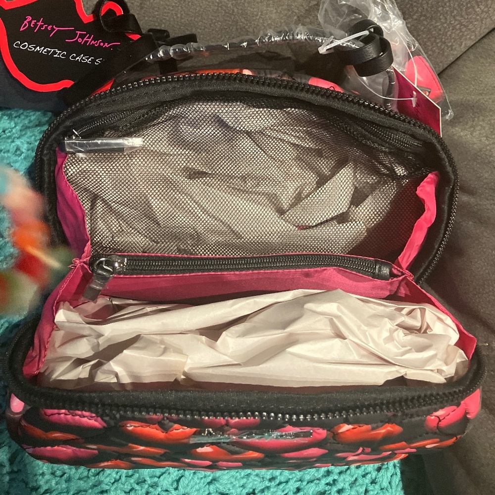 Betsy Johnson Hearts 💕 Loaf Cosmetic Bag W/Mirror - Picture 7 of 10
